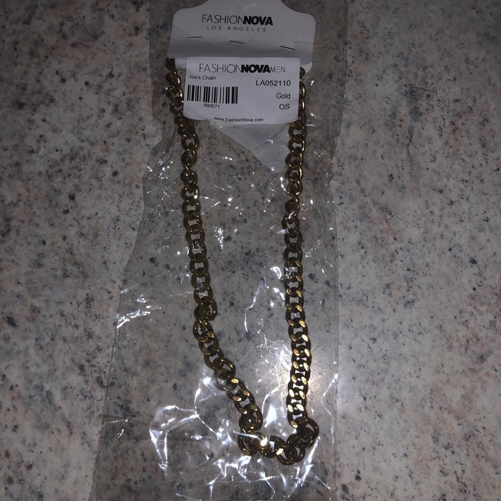 Fashion Nova necklace